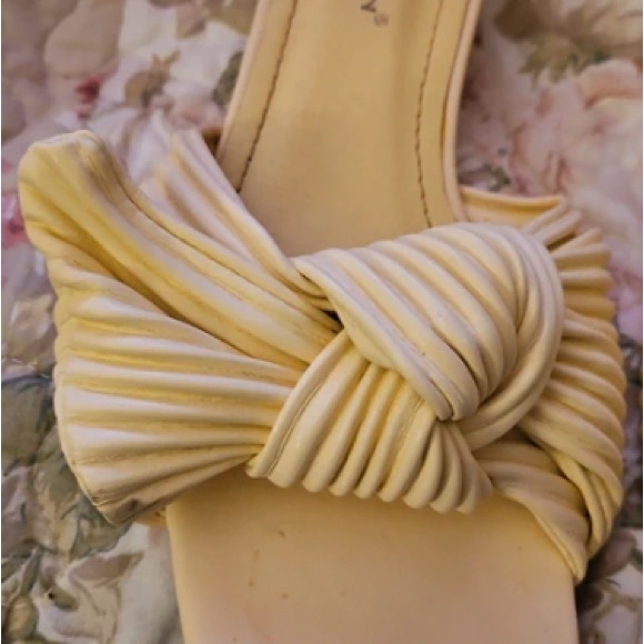 Stepway Women's Chic Cream Bow Heels - Picture 2 of 4